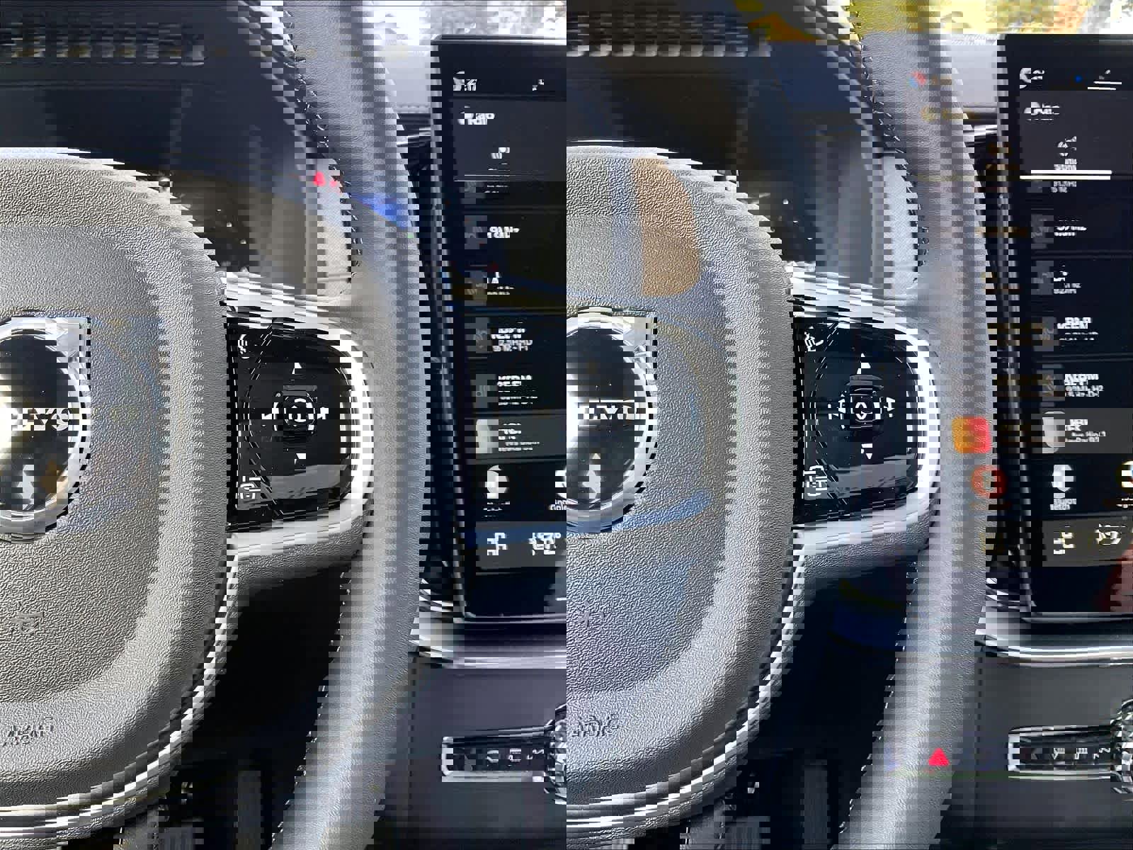 New 2026 Volvo XC90 T8 Plus w/ Protection Package Premier image 18