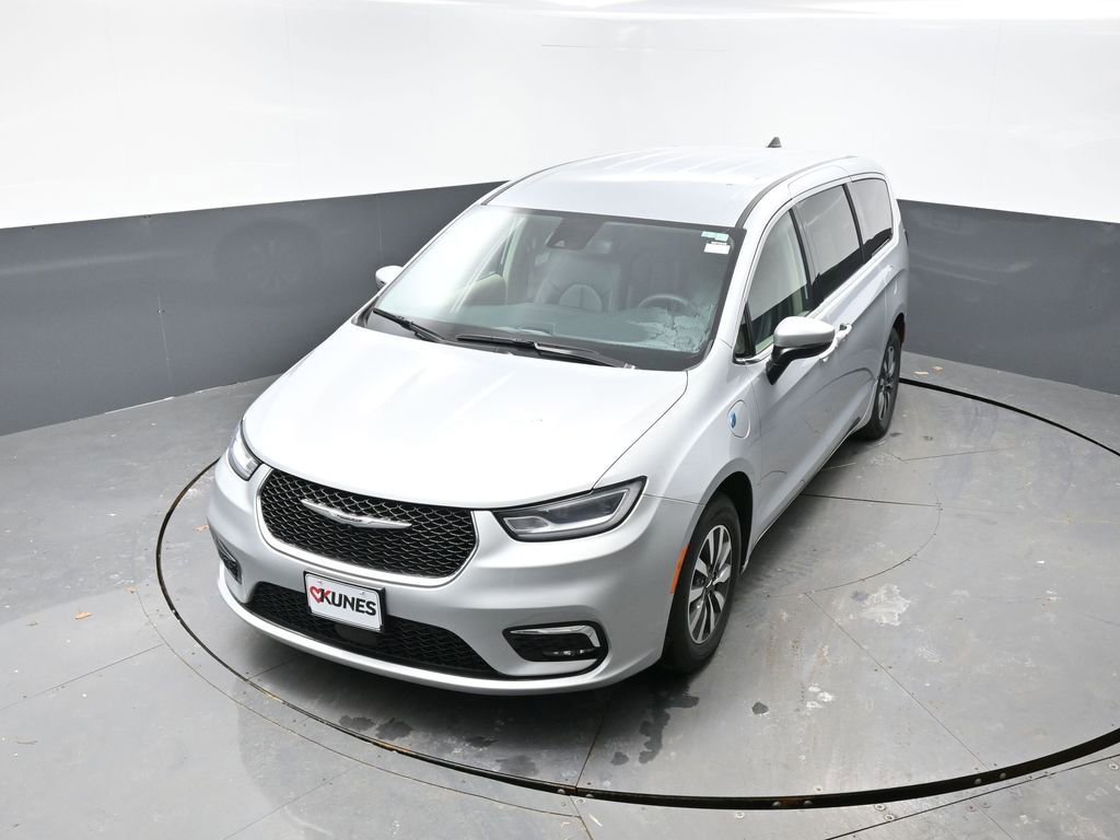 Used 2023 Chrysler Pacifica Touring-L image 17