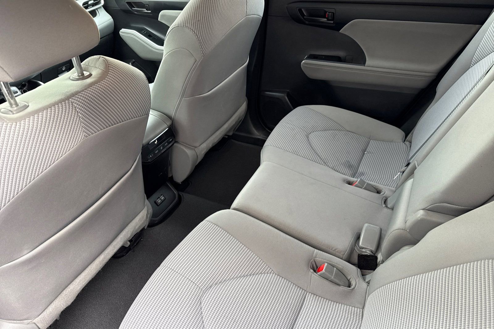 Used 2022 Toyota Highlander LE AWD/4WD image 12