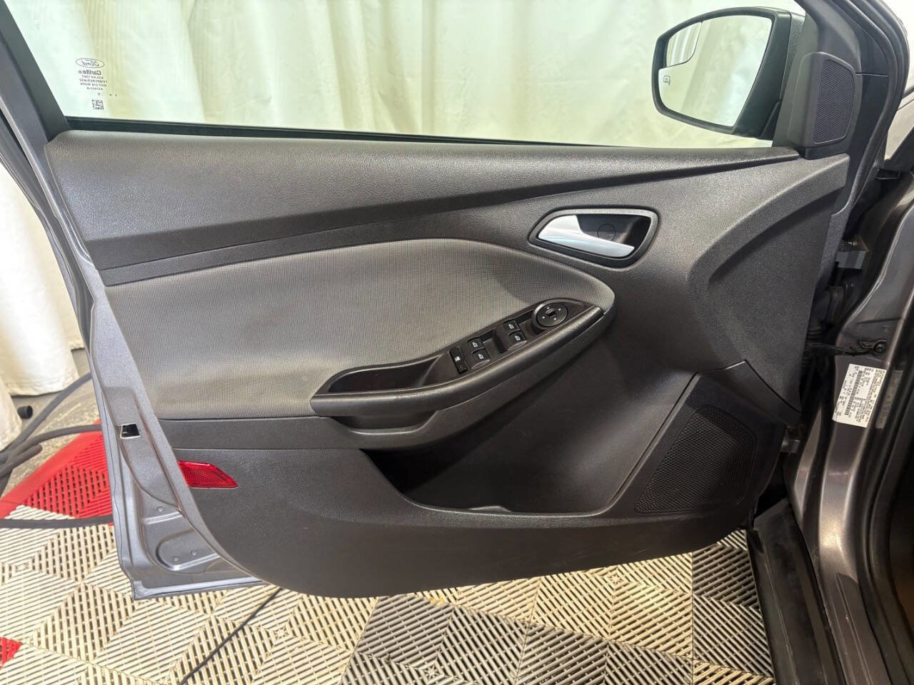 Used 2014 Ford Focus SE w/ SE Winter Package image 8