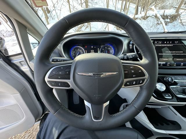 Used 2024 Chrysler Pacifica Touring-L image 13