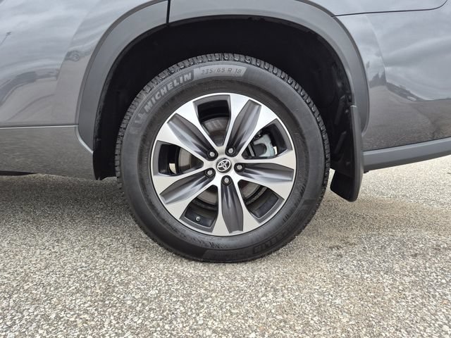 Used 2022 Toyota Highlander XLE AWD/4WD image 9