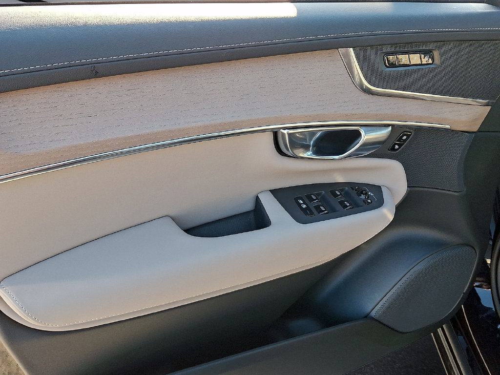 Certified 2025 Volvo XC90 B5 Core w/ Protection Package AWD/4WD image 16