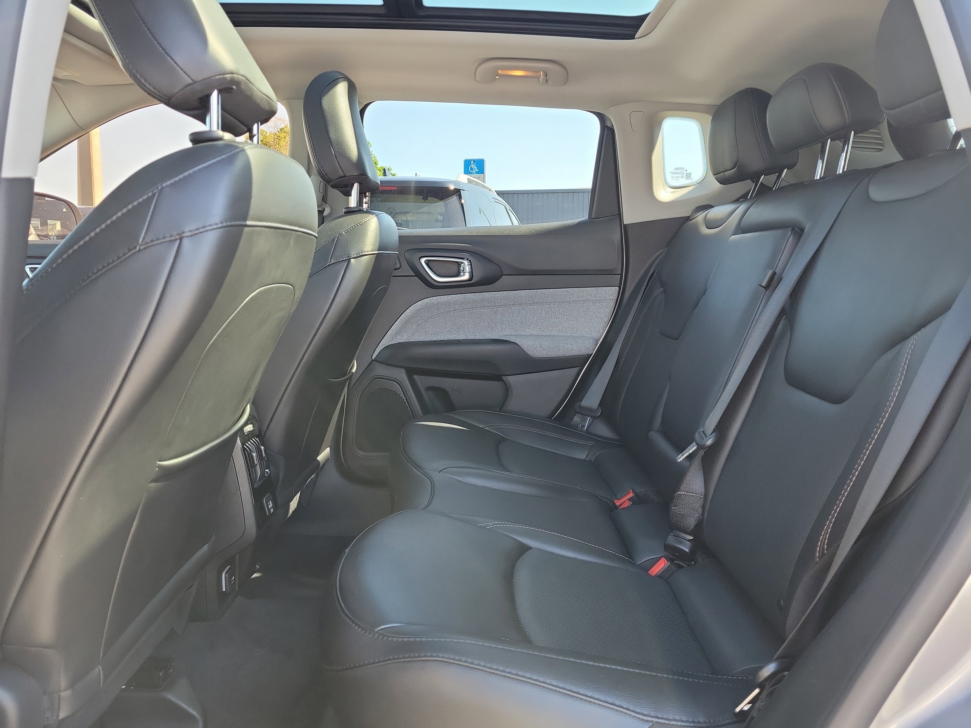 Used 2022 Jeep Compass Latitude w/ Sun and Sound Group AWD/4WD image 14