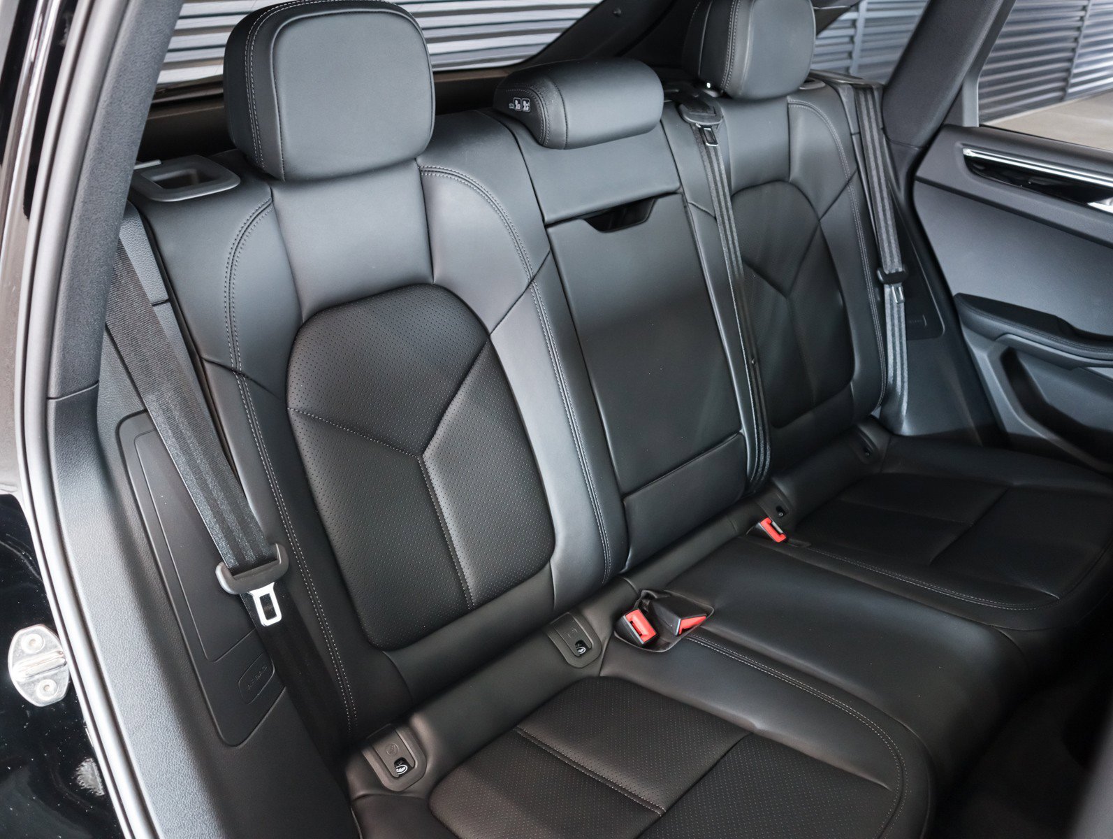 Certified 2025 Porsche Macan image 6