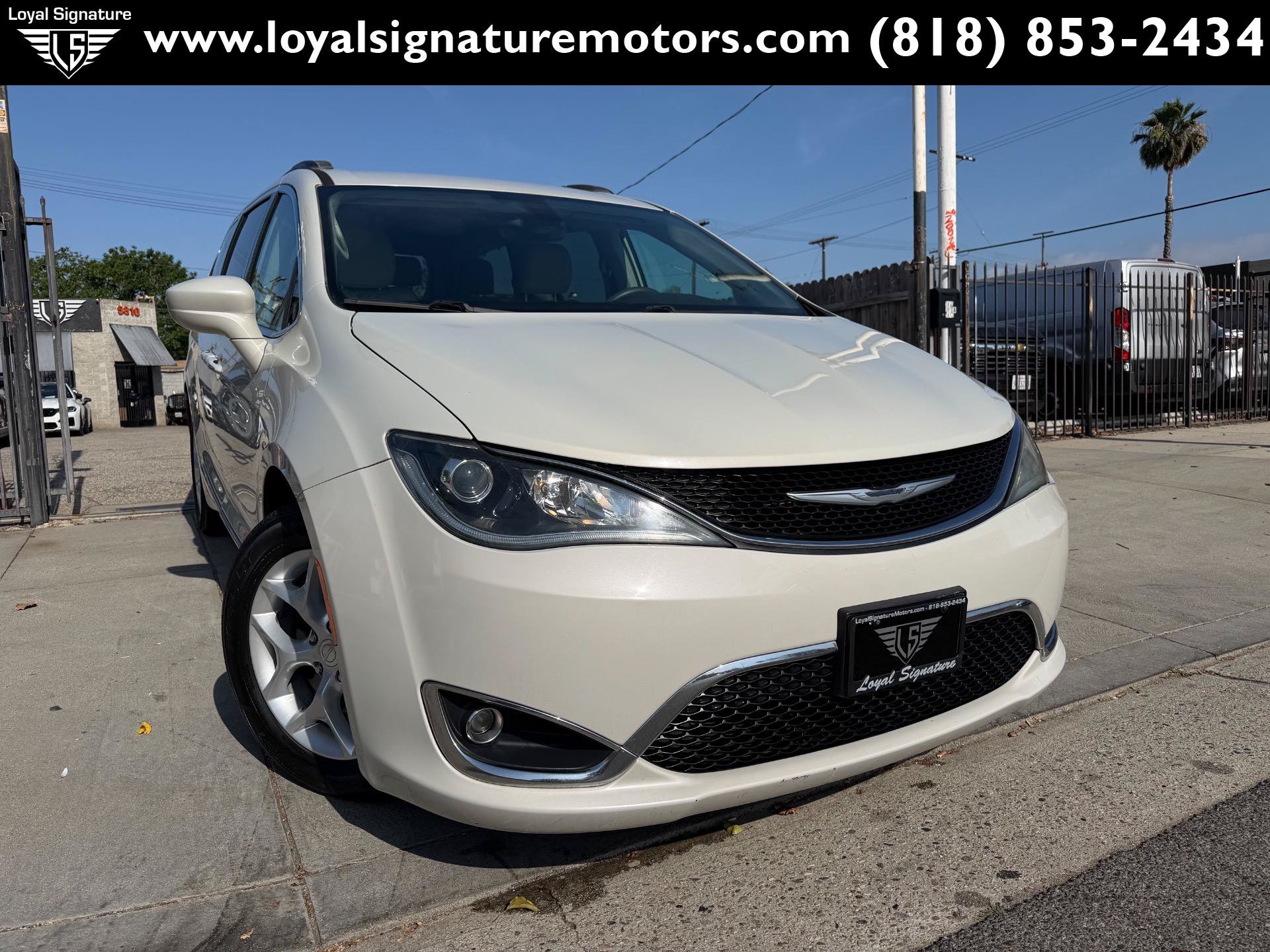 Used 2017 Chrysler Pacifica Touring-L w/ Tire & Wheel Group FWD image 1