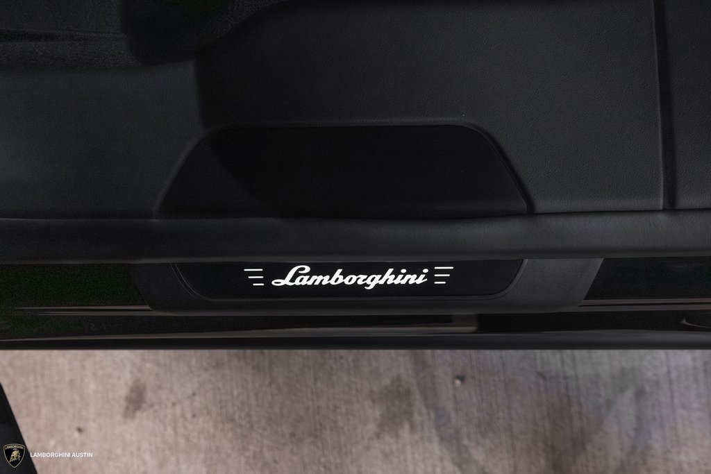 Used 2025 Lamborghini Urus SE image 38