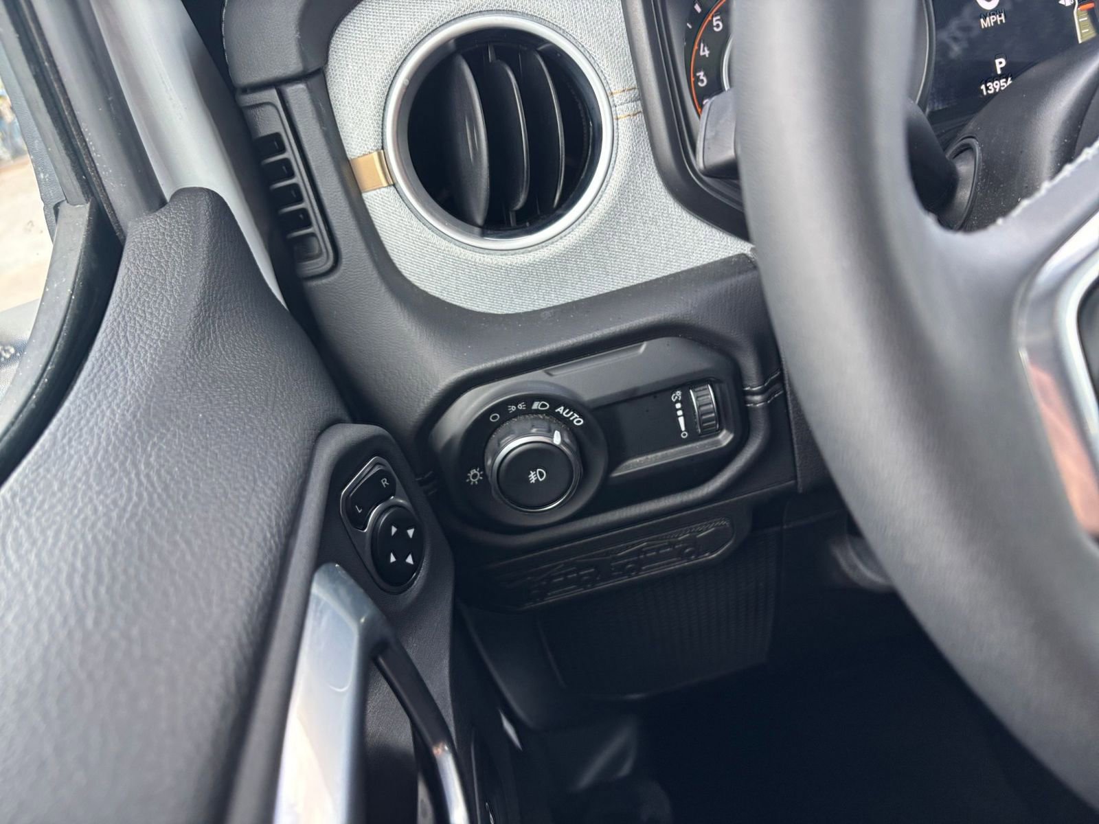 Used 2025 Jeep Wrangler Sahara image 33