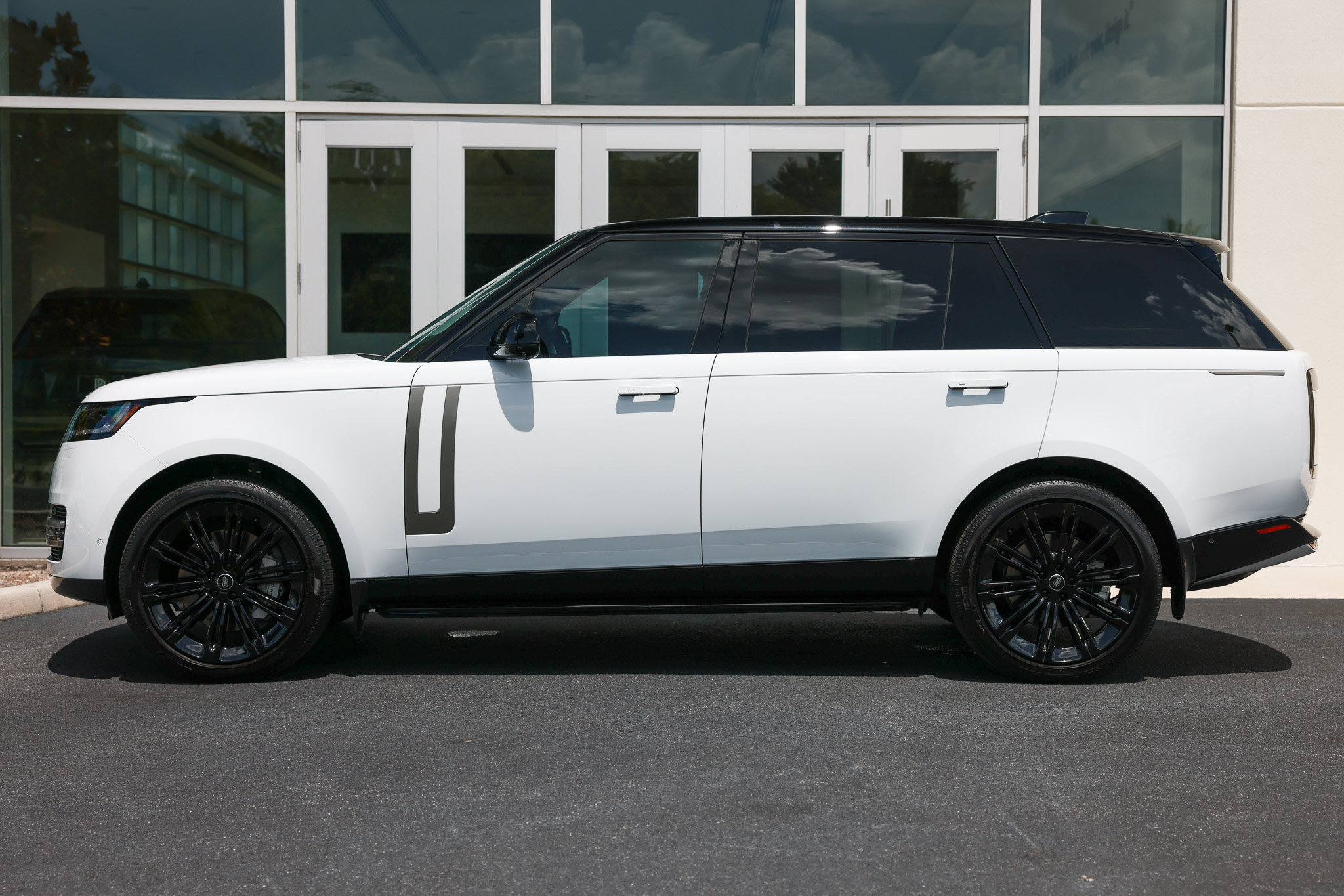 Used 2025 Land Rover Range Rover Long Wheelbase SE AWD/4WD image 3
