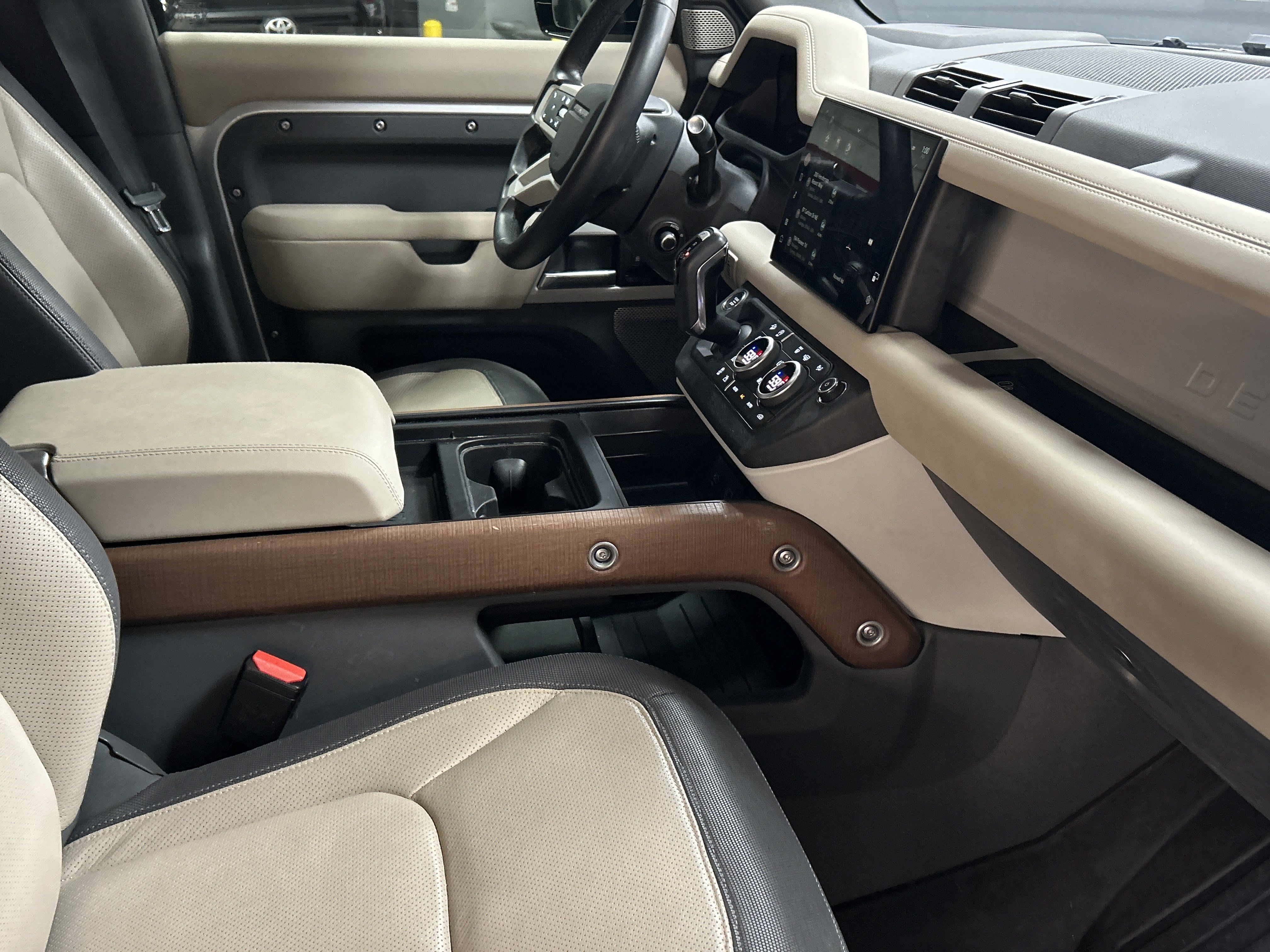 Used 2024 Land Rover Defender 130 X-Dynamic SE AWD/4WD image 8