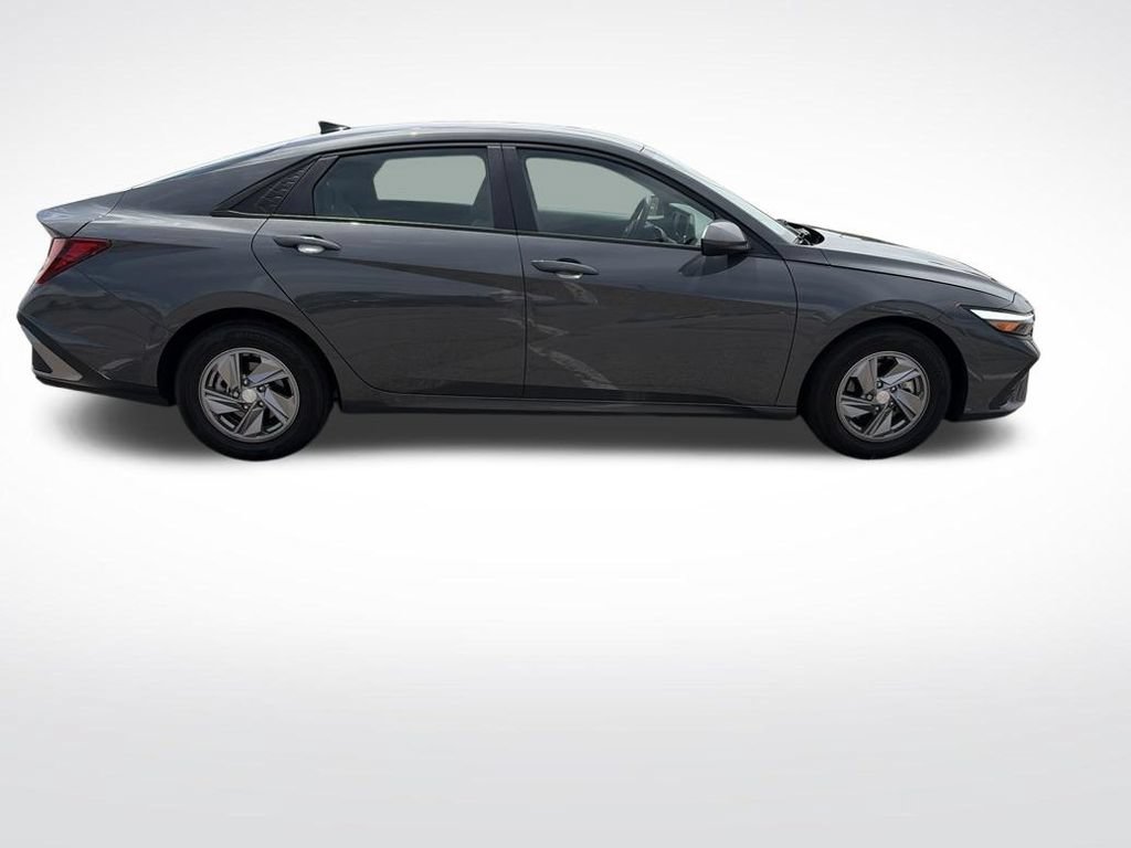 Used 2025 Hyundai Elantra SE FWD image 6