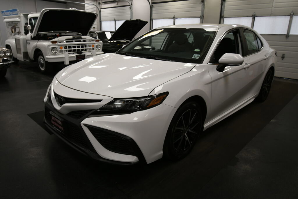 Used 2023 Toyota Camry SE AWD/4WD image 4