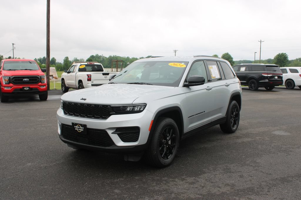 Used 2024 Jeep Grand Cherokee Altitude AWD/4WD image 4