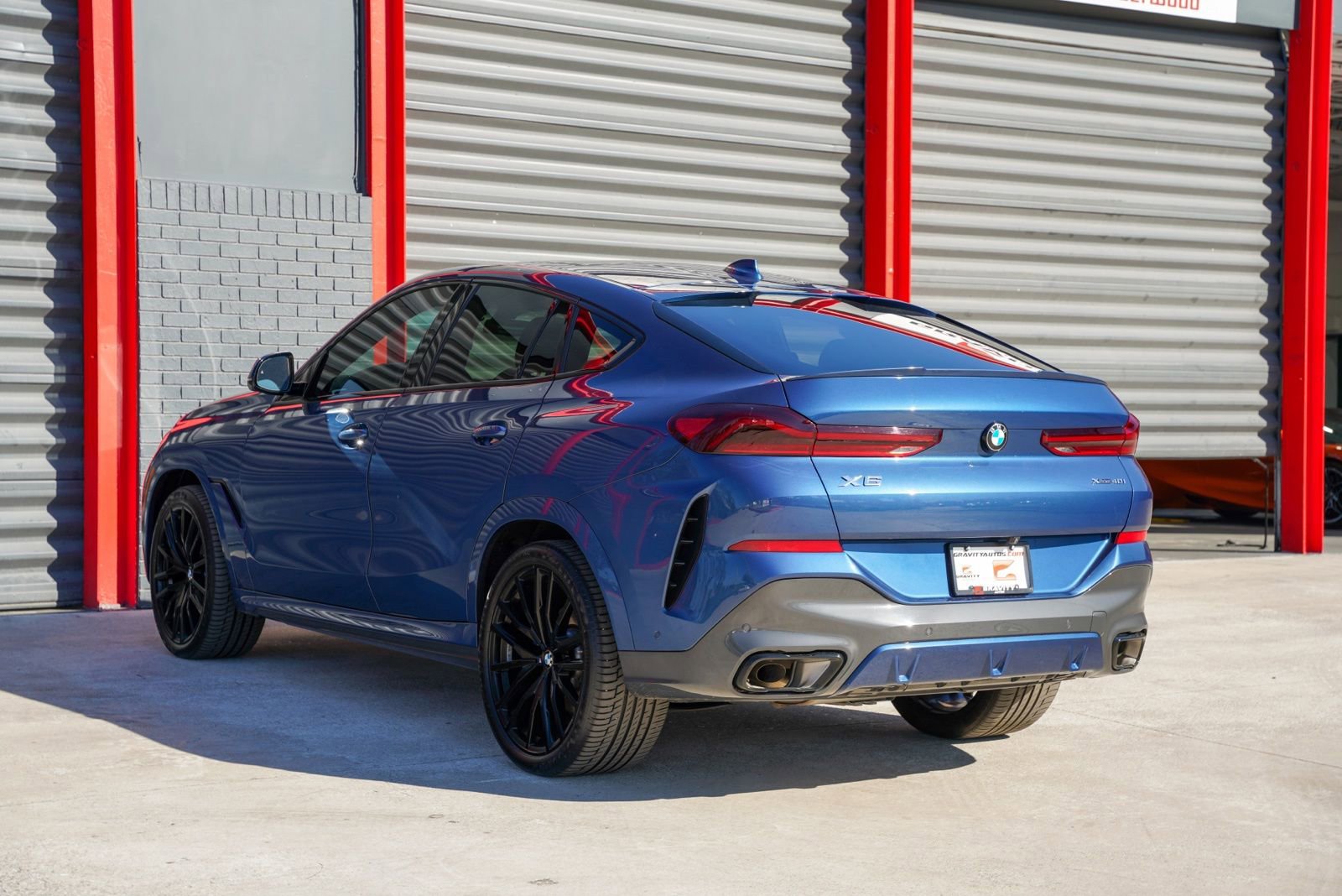 Used 2023 BMW X6 xDrive40i w/ M Sport Package image 3