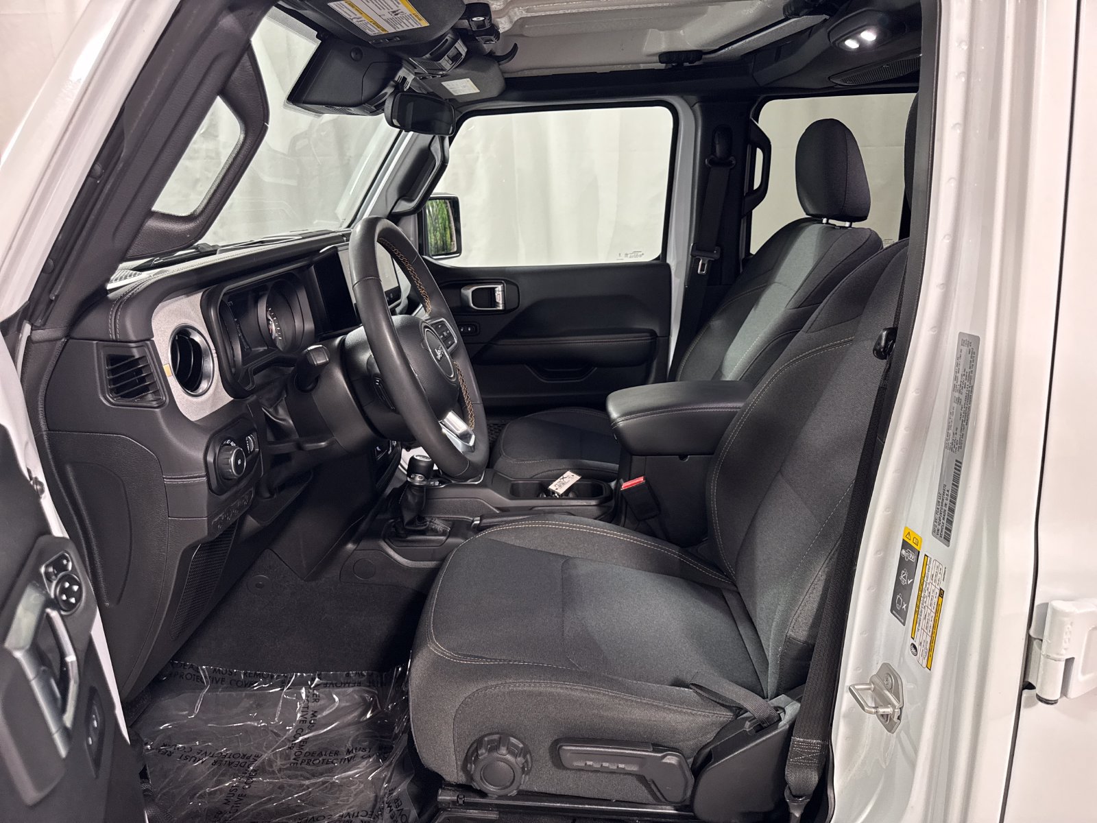 Used 2024 Jeep Wrangler Unlimited Sahara AWD/4WD image 3