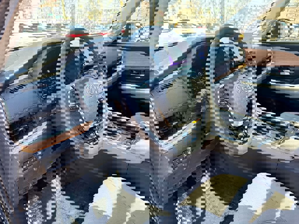 Used 2025 Toyota Grand Highlander Limited image 20