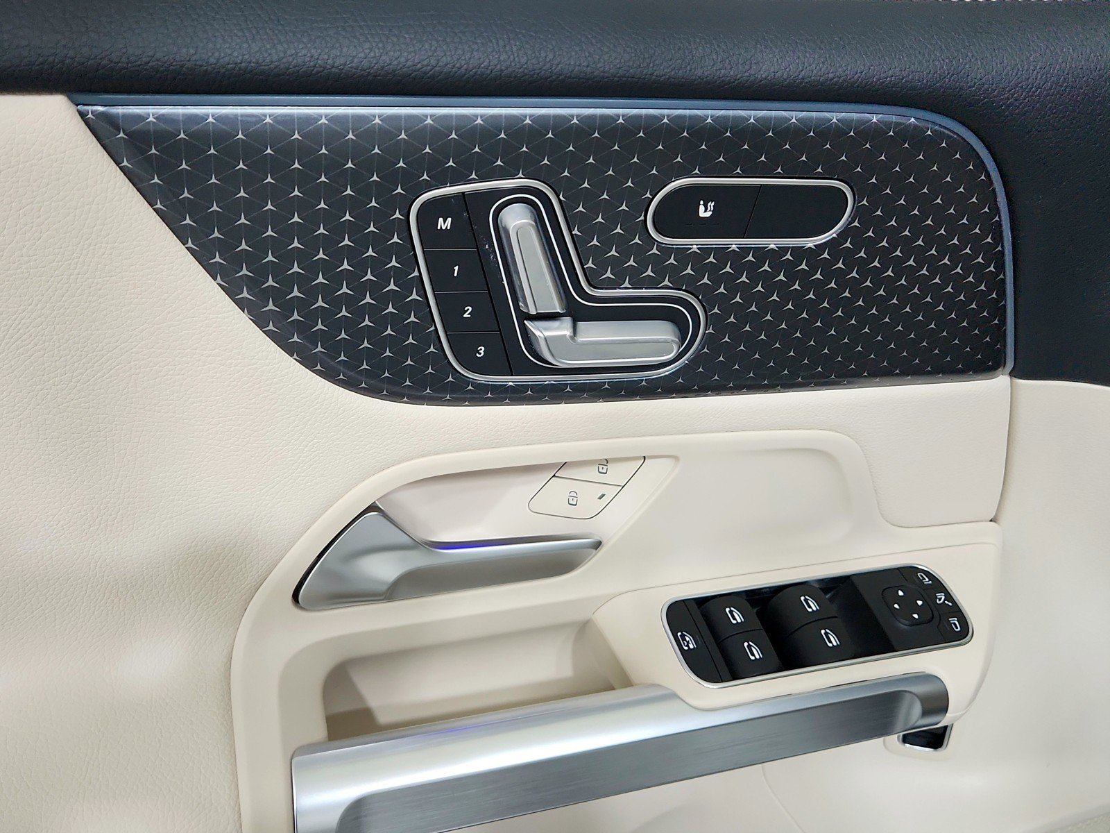 Certified 2025 Mercedes-Benz GLB 250 4MATIC w/ Exclusive Package image 18