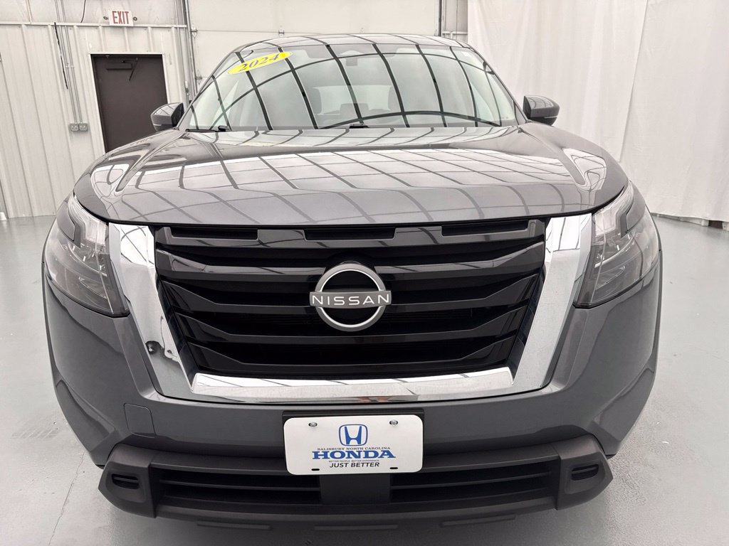 Used 2024 Nissan Pathfinder SV AWD/4WD image 2