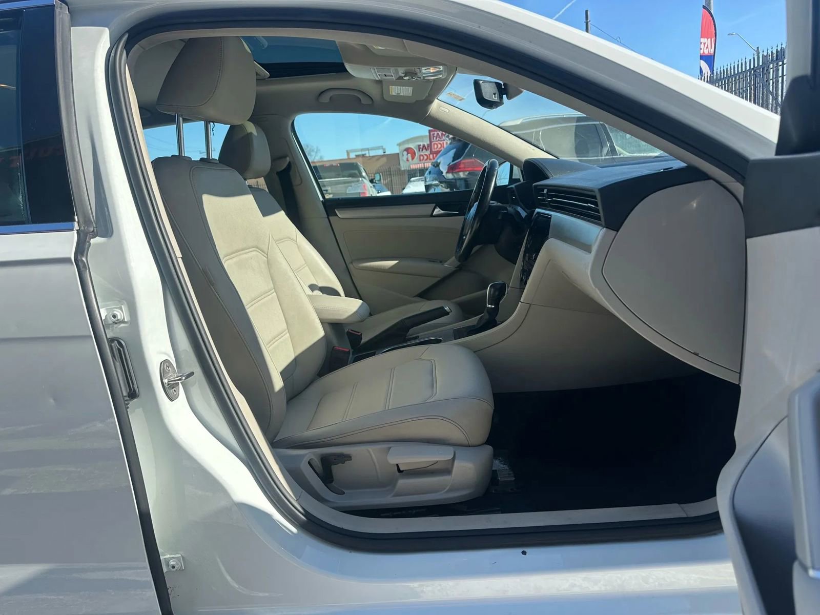 Used 2020 Volkswagen Passat 2.0T SE image 9