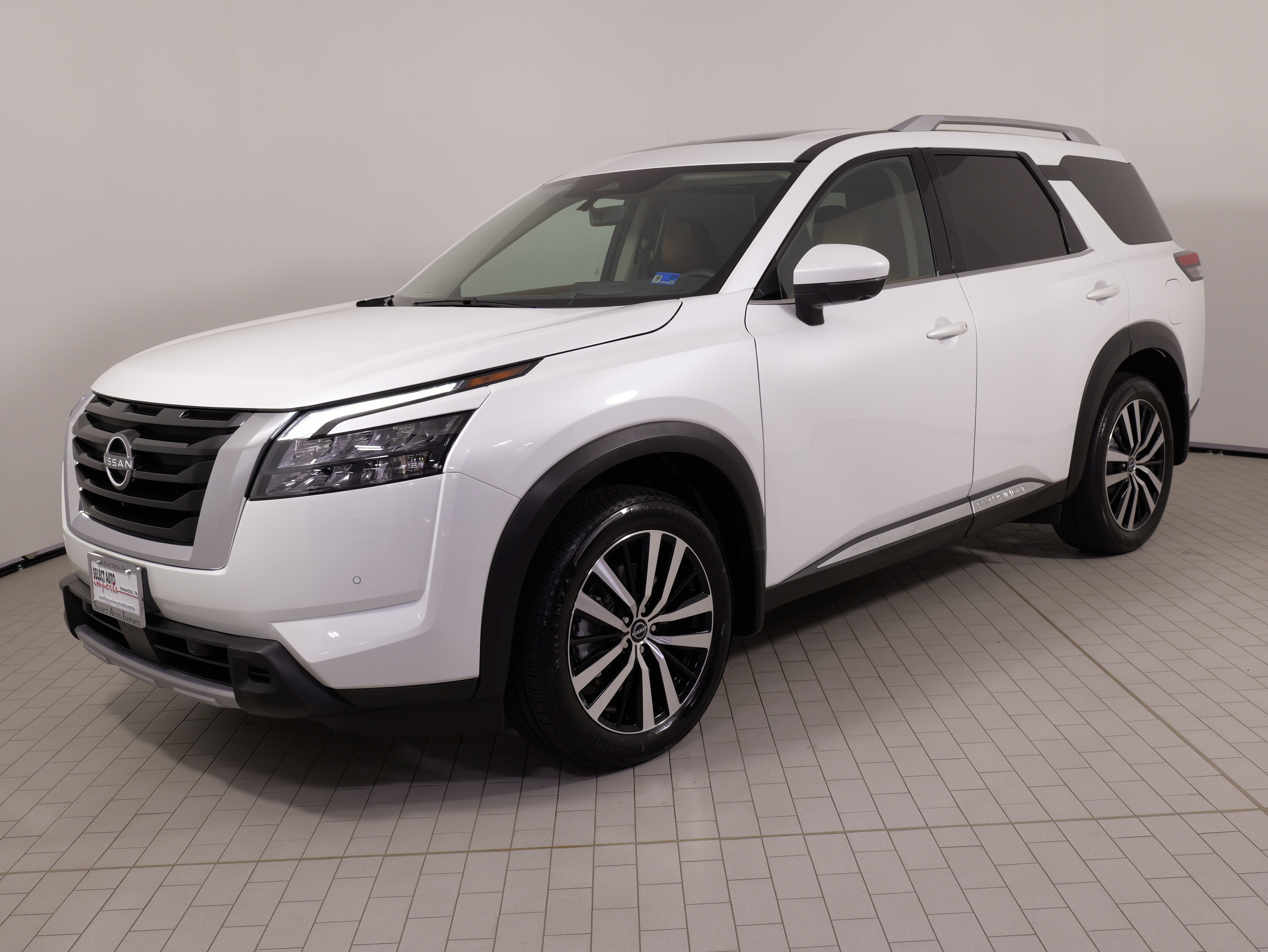 Used 2025 Nissan Pathfinder Platinum AWD/4WD image 3