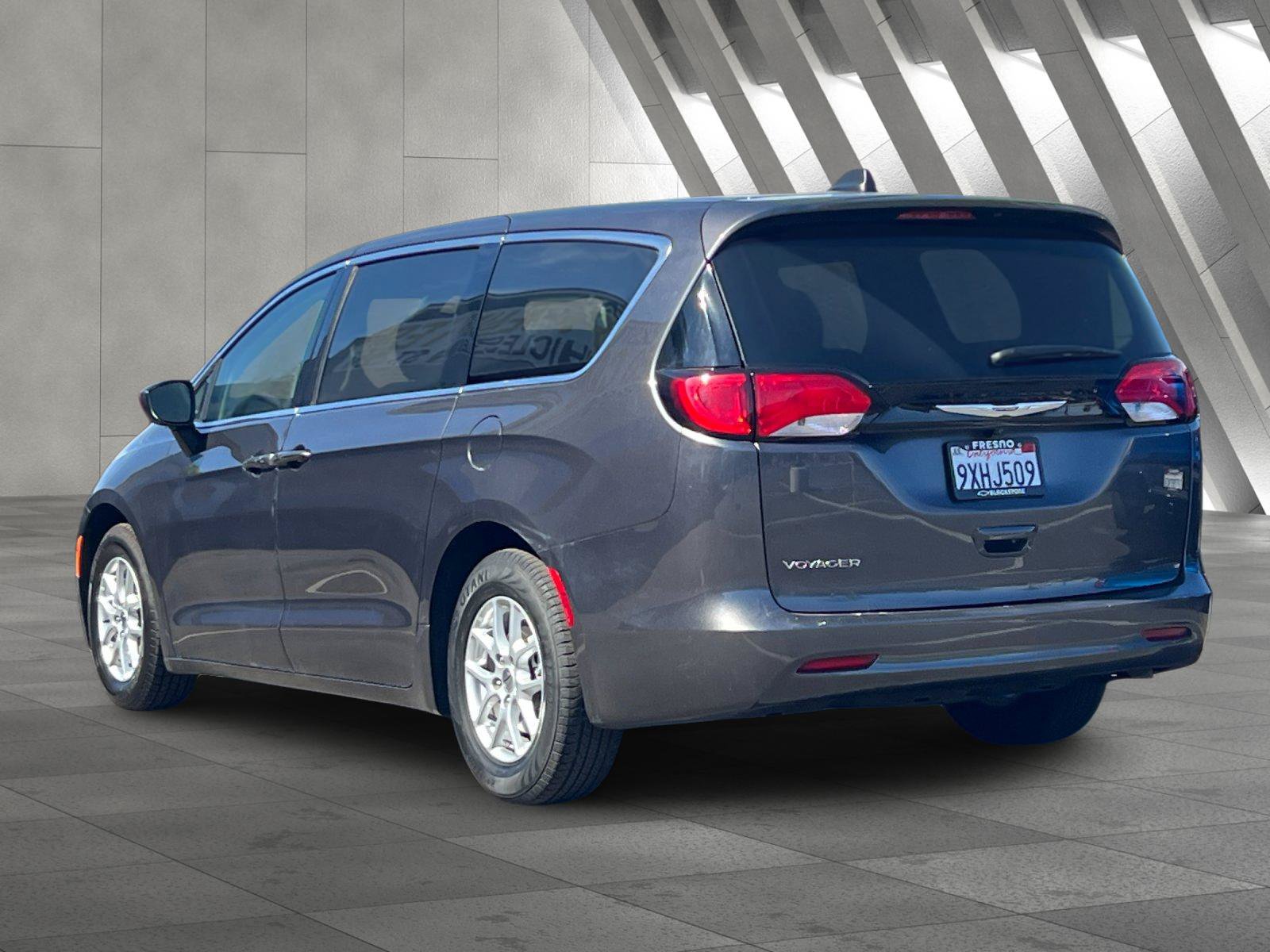 Used 2022 Chrysler Voyager LX FWD image 6
