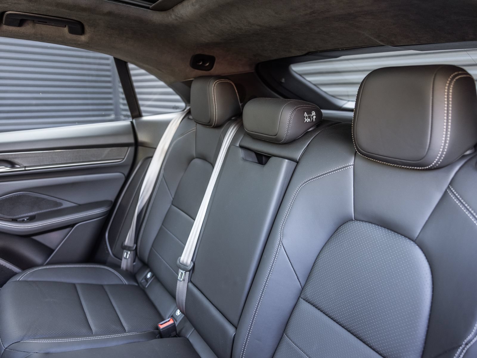Certified 2025 Porsche Macan Turbo Electric AWD/4WD image 16