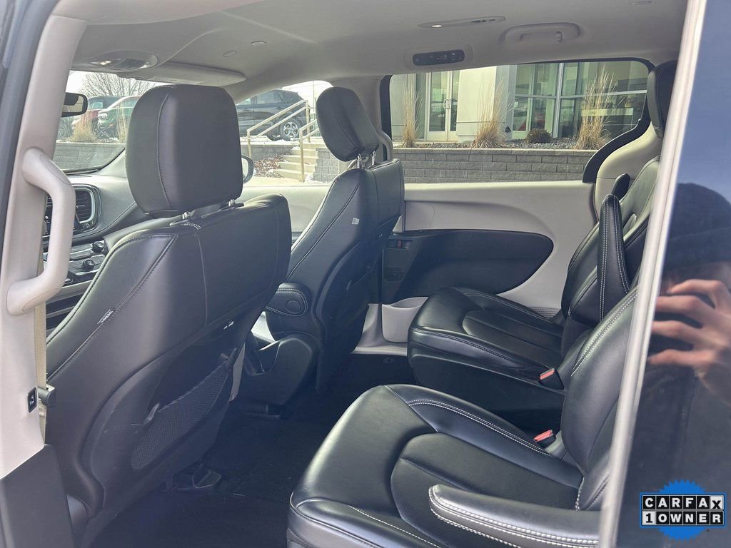 Used 2024 Chrysler Pacifica Select image 13