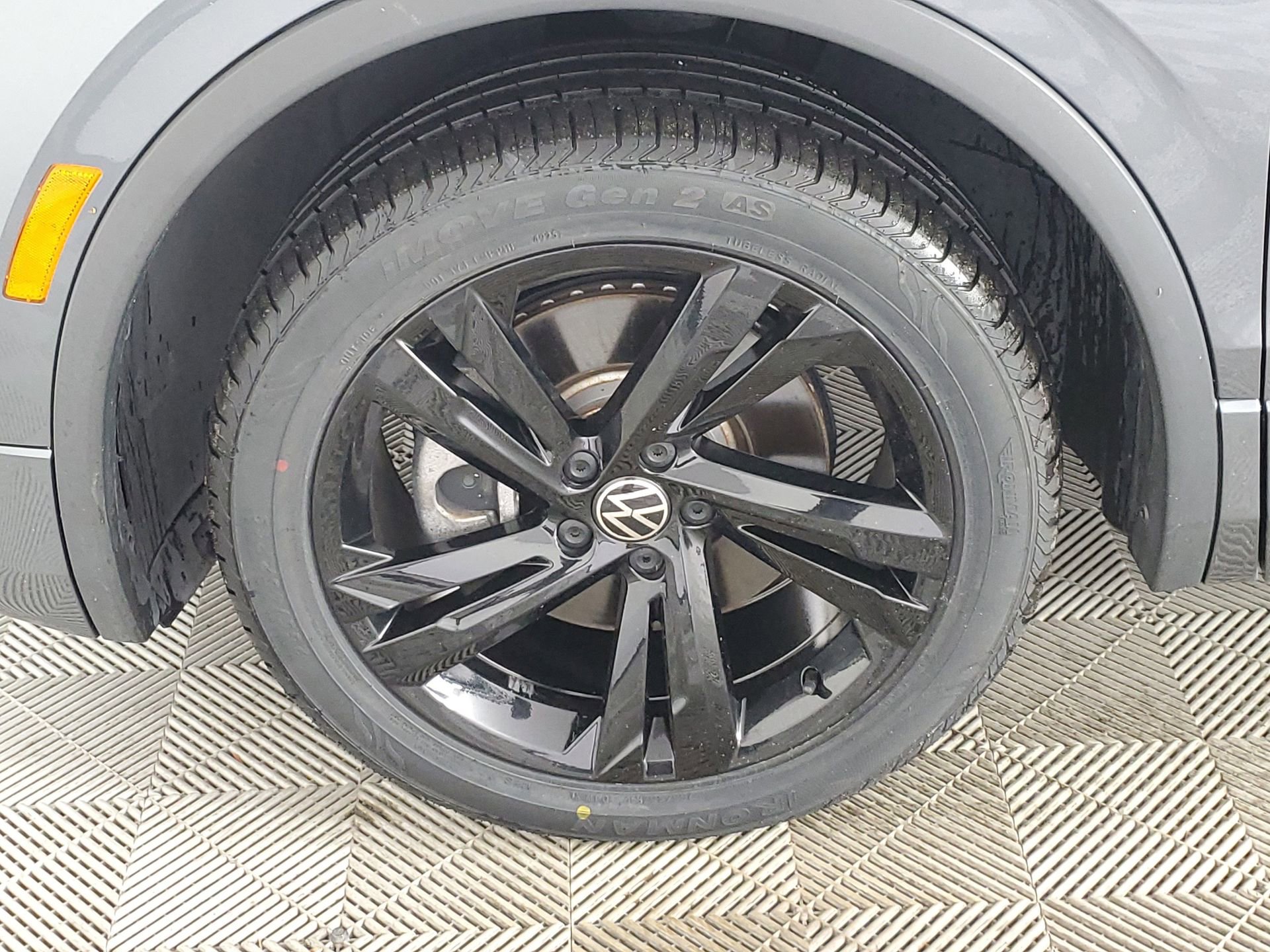 Used 2023 Volkswagen Tiguan SE R-Line image 17