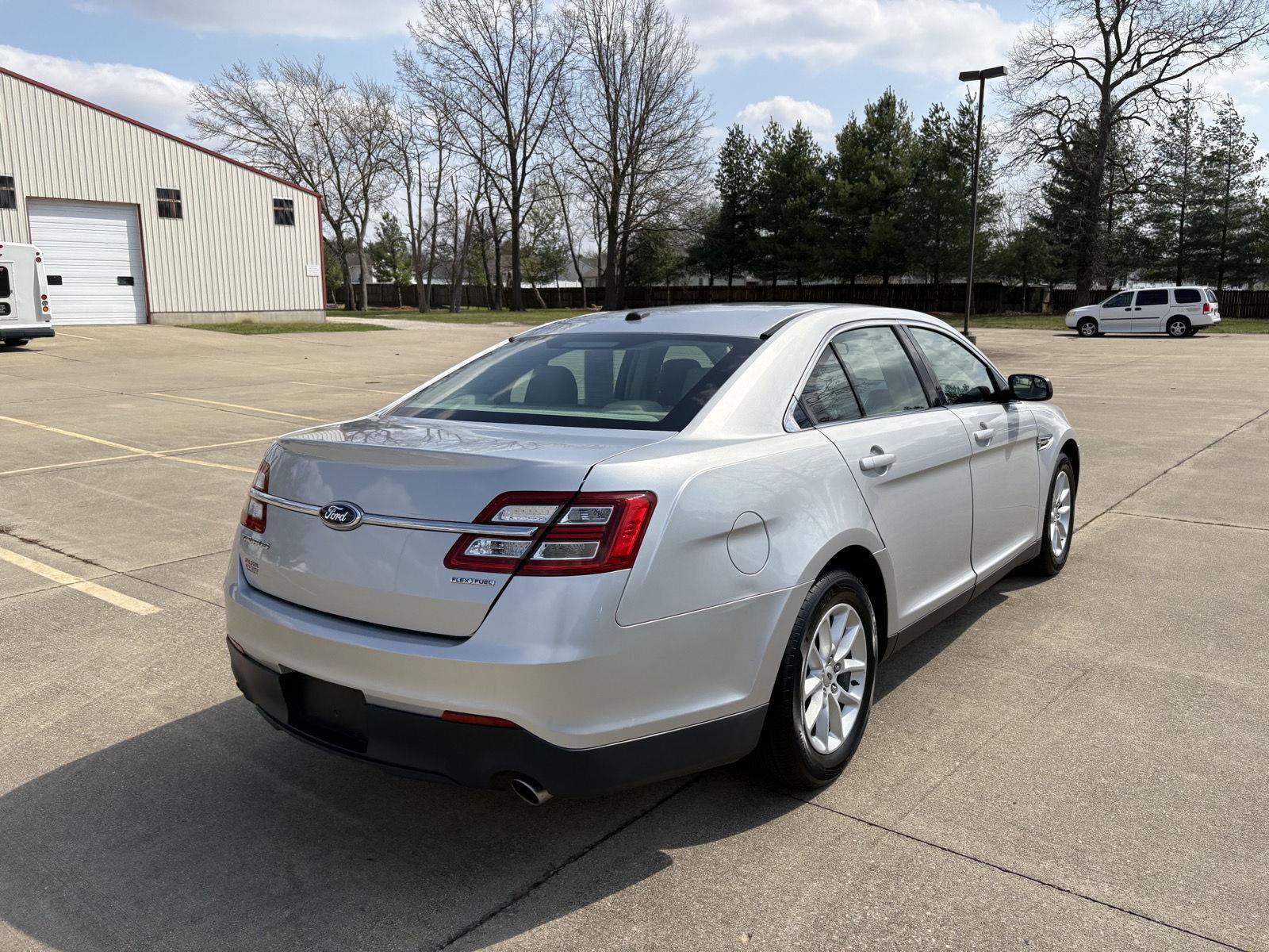 Used 2014 Ford Taurus SE image 22