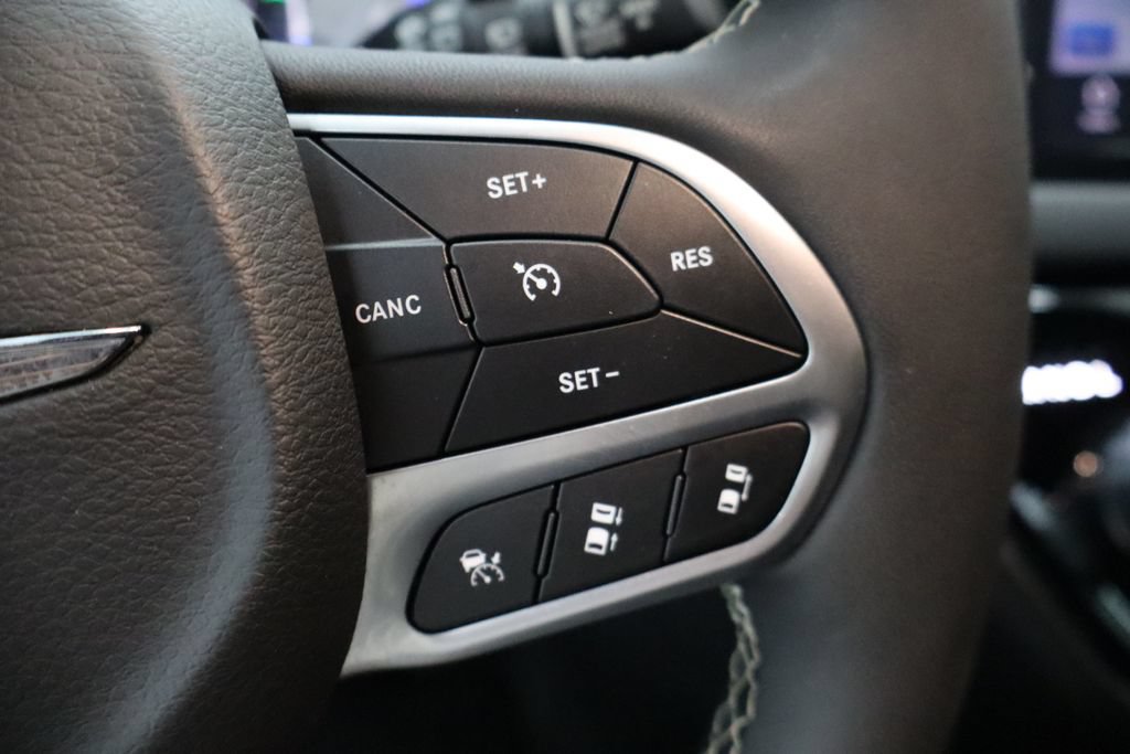 Used 2025 Chrysler Pacifica Select FWD image 16