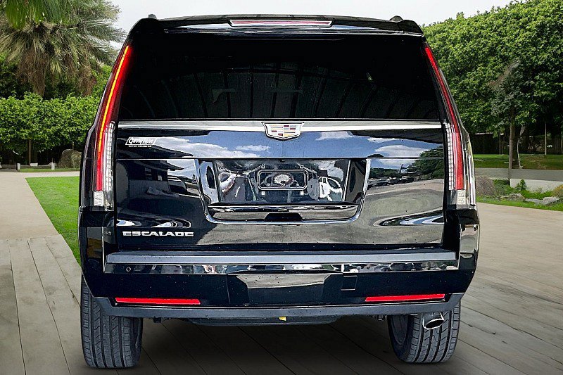 Used 2016 Cadillac Escalade Premium RWD image 3