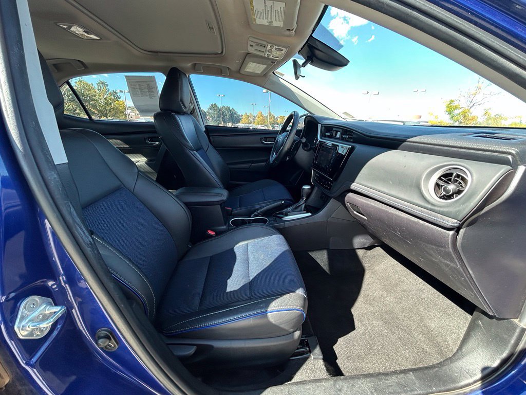 Used 2017 Toyota Corolla SE w/ SE Premium Package FWD image 32