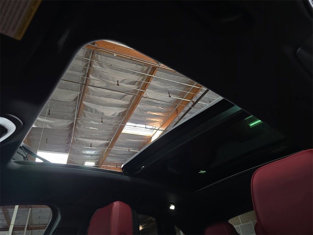 Certified 2025 Porsche Macan Turbo image 27