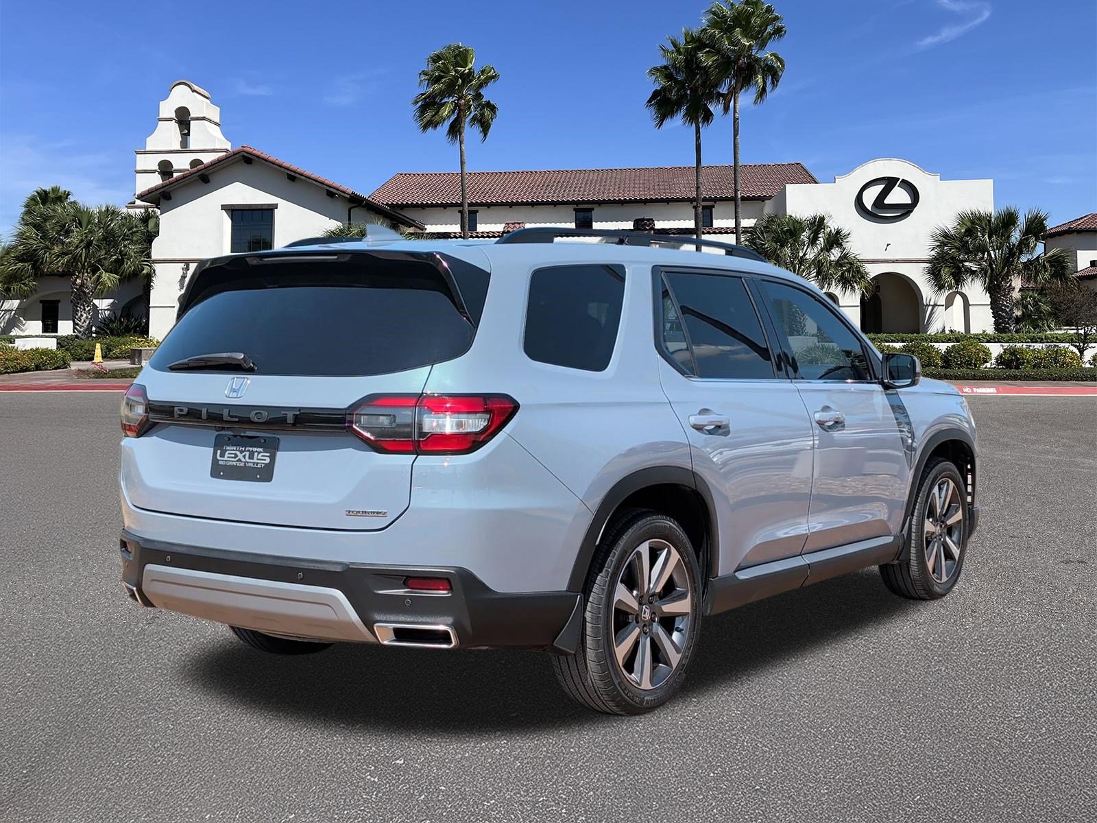 Used 2024 Honda Pilot Touring image 2