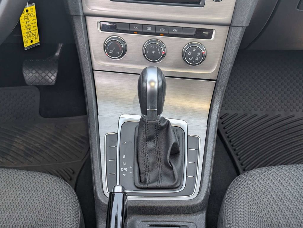 Used 2016 Volkswagen Golf 4-Door image 20