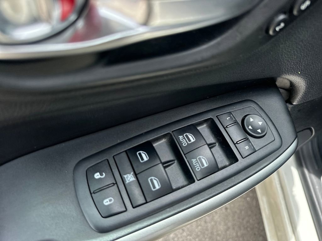 Used 2019 Jeep Cherokee High Altitude FWD image 9