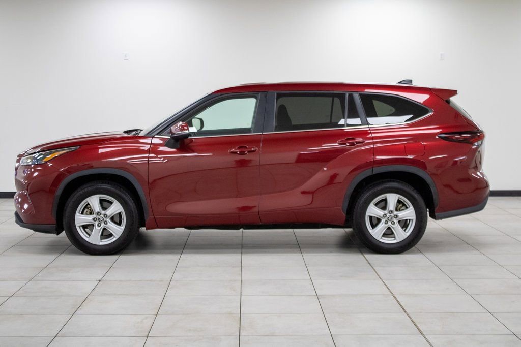 Used 2024 Toyota Highlander LE image 6