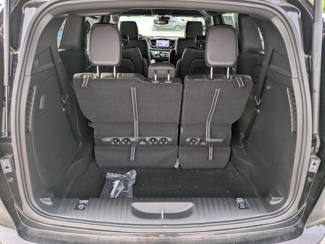 New 2025 Chrysler Pacifica Select image 32