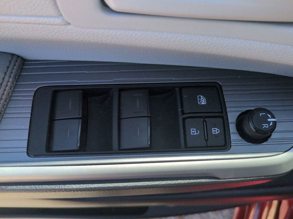 Used 2025 Toyota Sienna LE w/ LE Plus Package FWD image 15