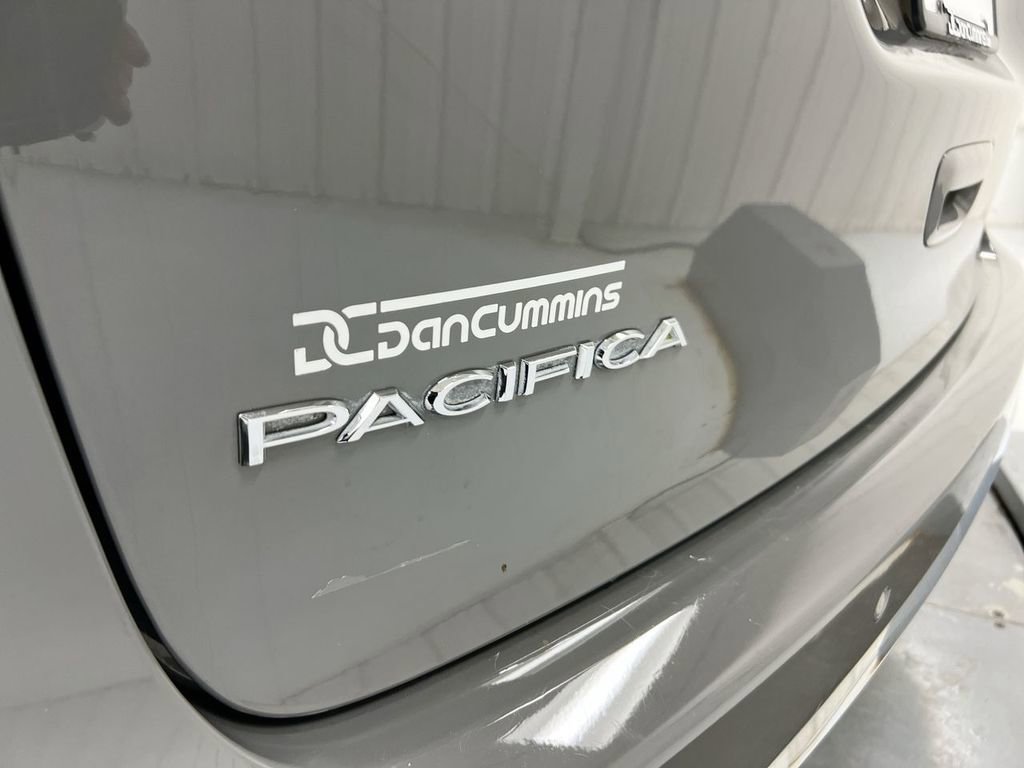 Used 2022 Chrysler Pacifica Touring-L image 26