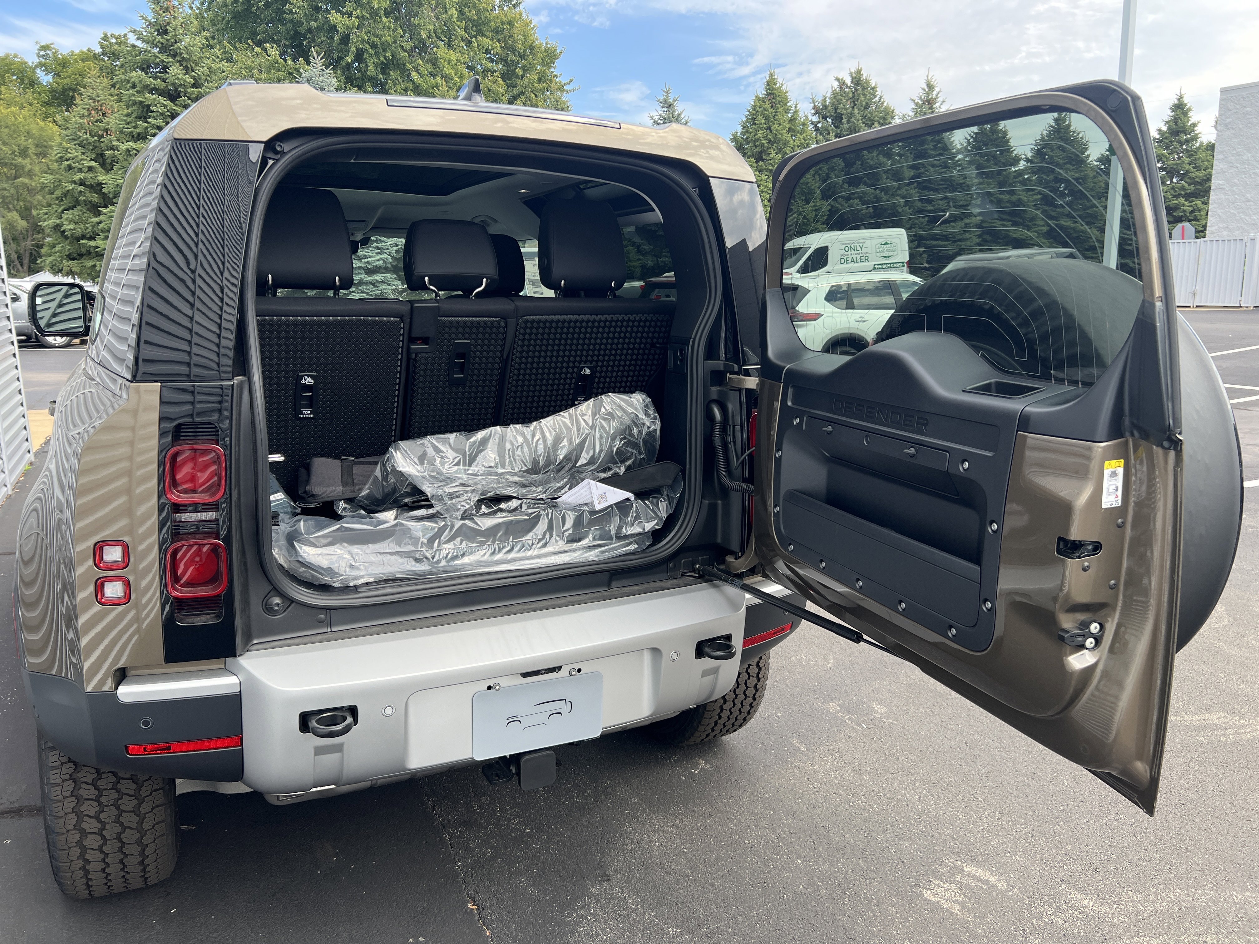 New 2025 Land Rover Defender 90 S image 31