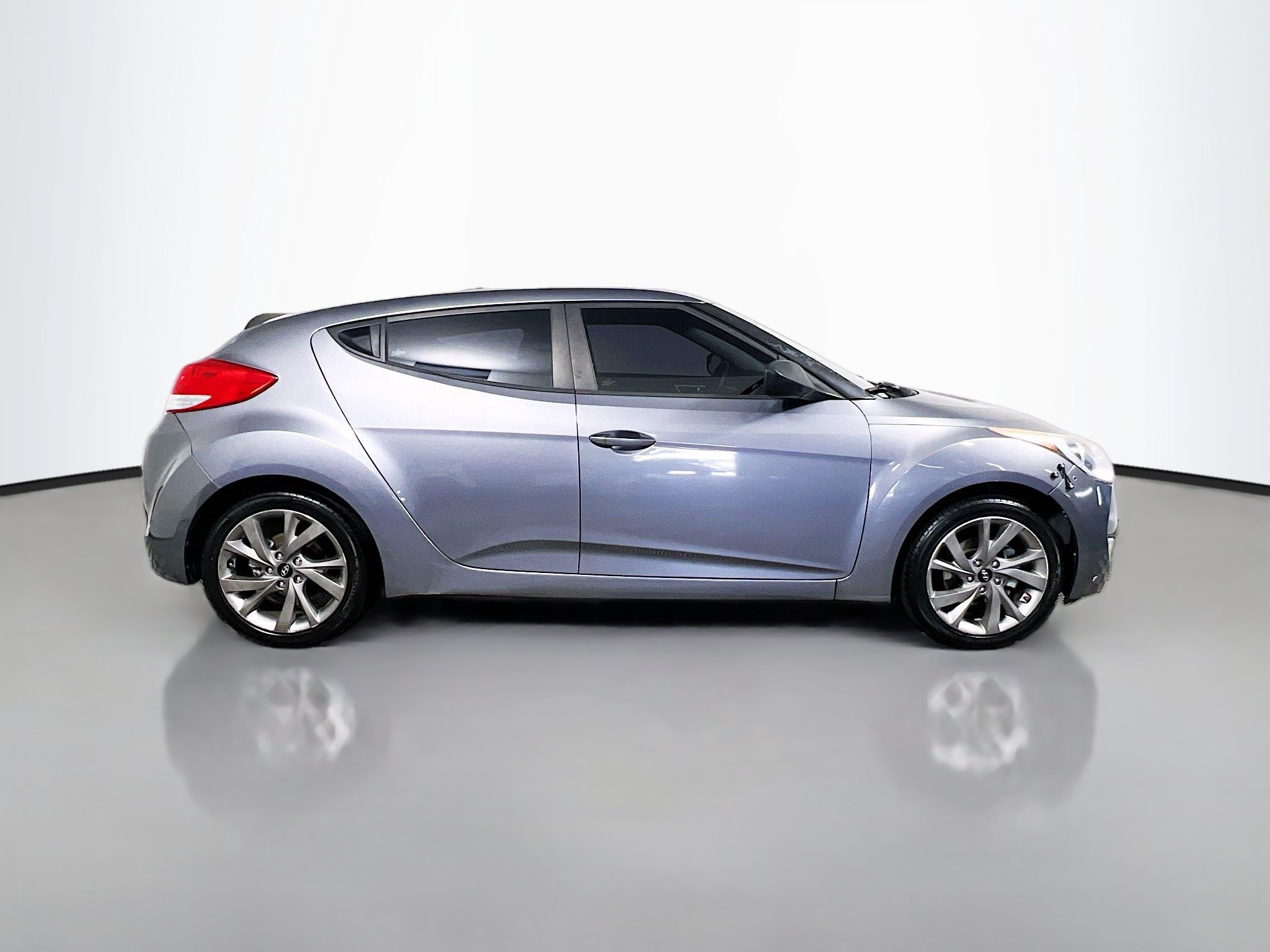 Used 2017 Hyundai Veloster FWD image 3