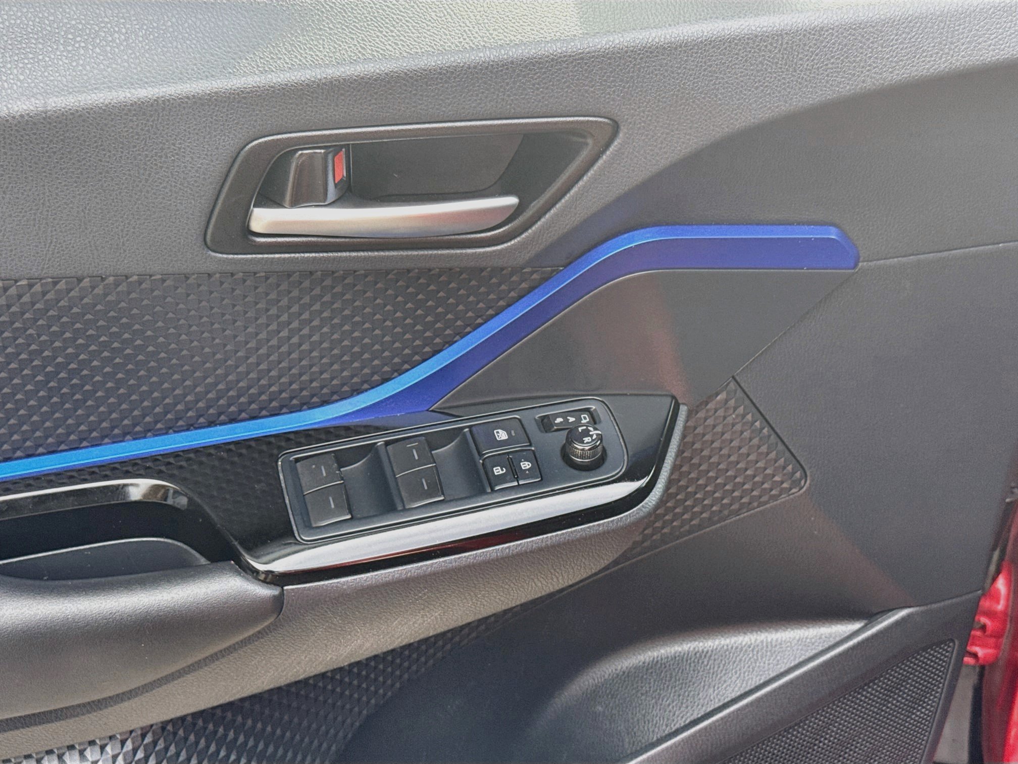 Used 2021 Toyota C-HR XLE FWD image 14