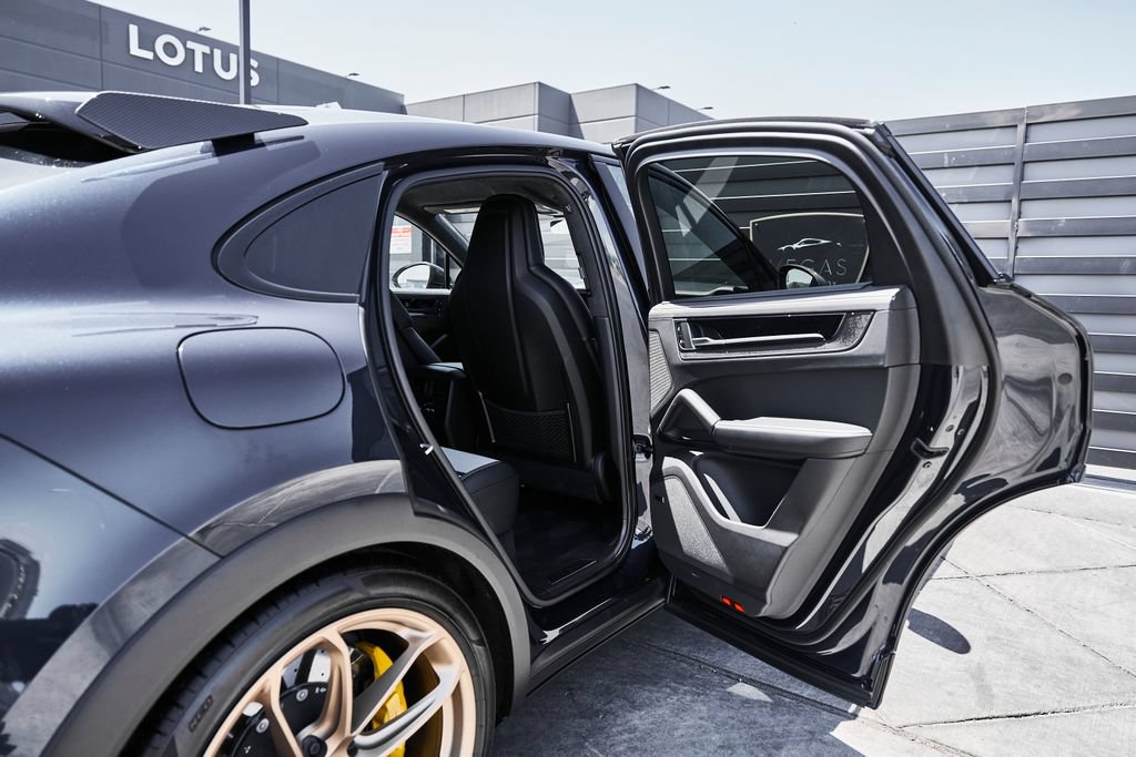Used 2024 Porsche Cayenne Turbo GT AWD/4WD image 31
