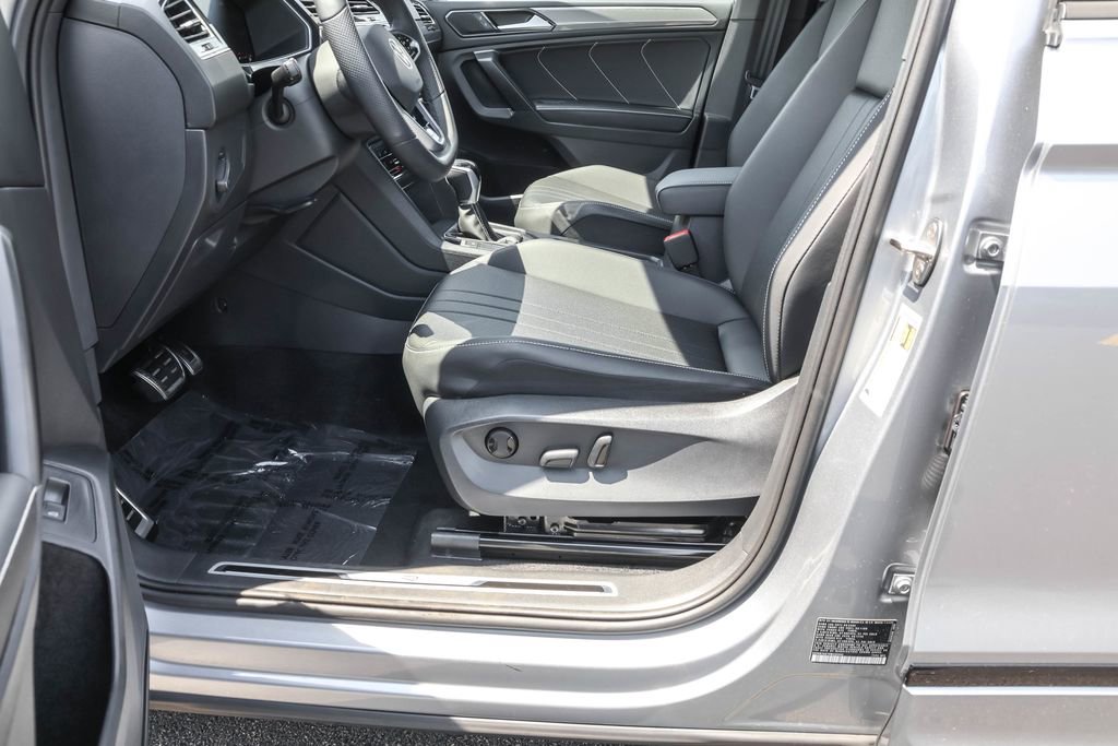 Used 2024 Volkswagen Tiguan SE R-Line AWD/4WD image 17