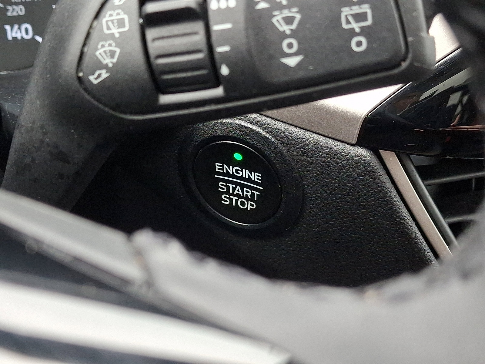 Certified 2022 Ford Escape SE w/ SE Sport Appearance Package AWD/4WD image 31