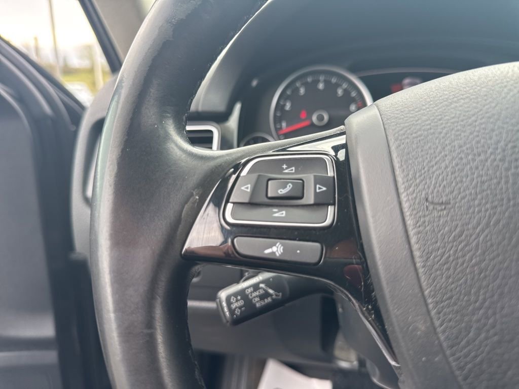 Used 2017 Volkswagen Touareg Sport AWD/4WD image 13