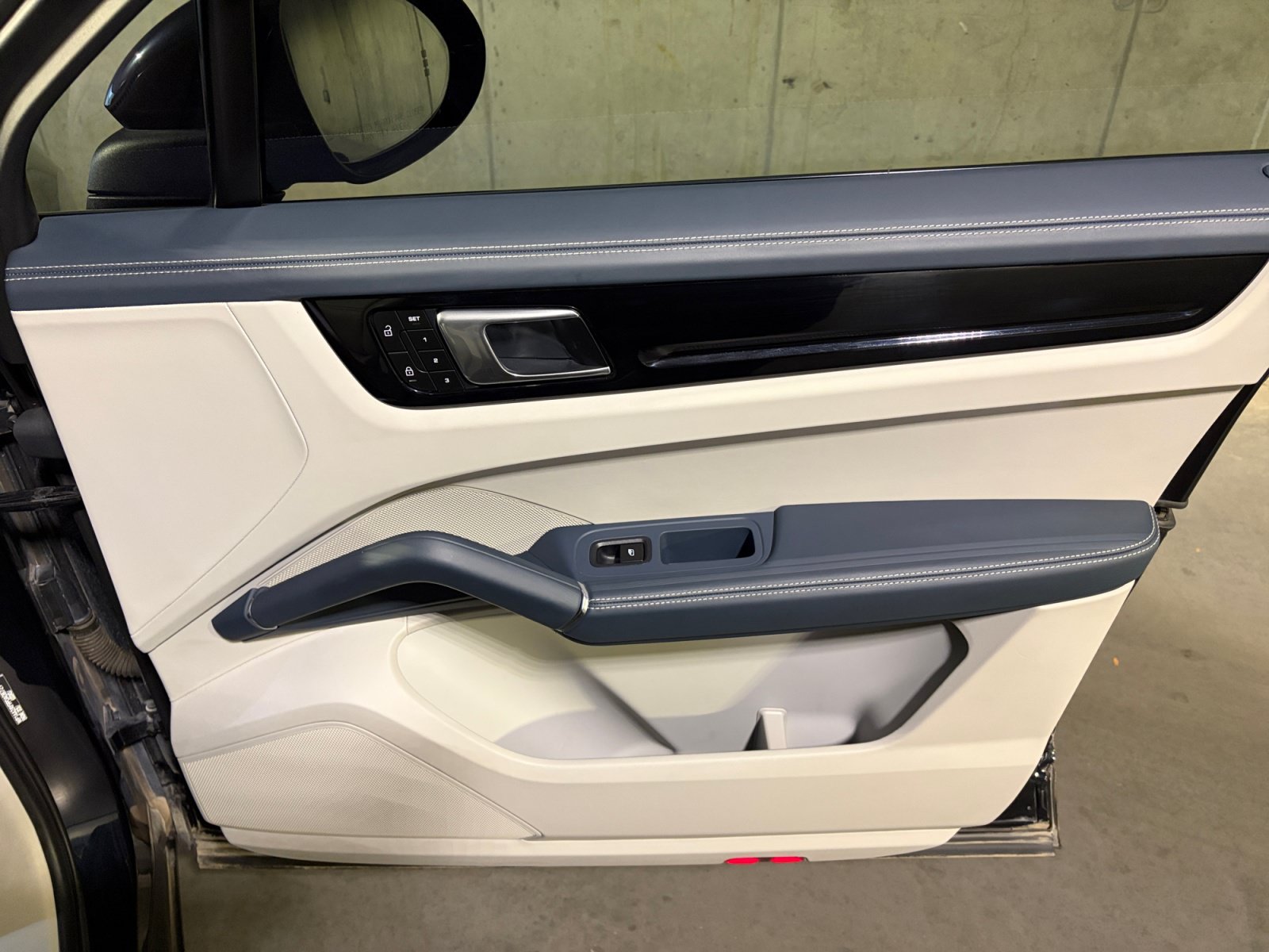 Certified 2023 Porsche Cayenne AWD/4WD image 24