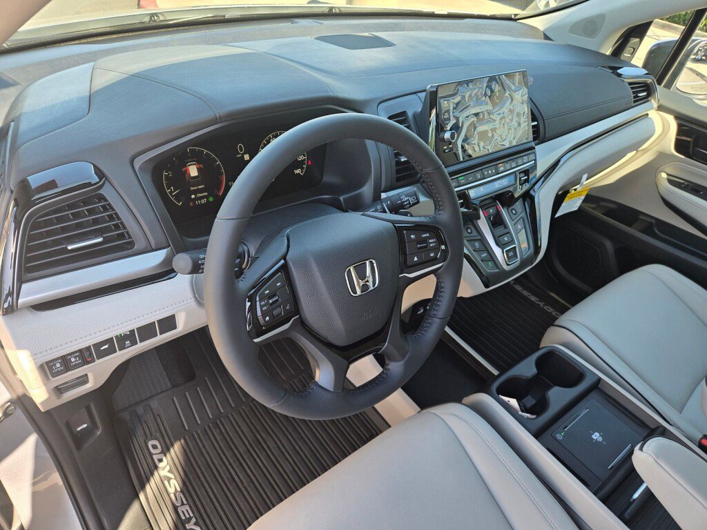 New 2026 Honda Odyssey Touring image 7