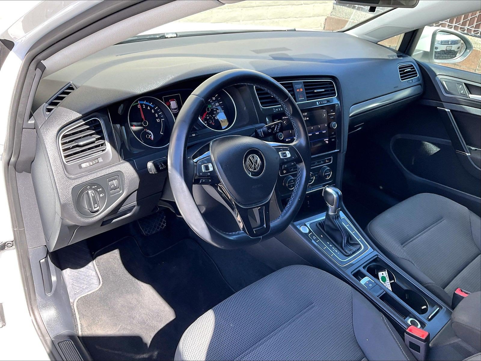 Used 2018 Volkswagen e-Golf SE FWD image 14